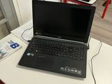 un ordinateur portable posé sur un bureau avec une souris