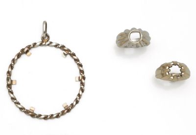 trois types de bijoux différents, à savoir une bague, une bague et une perle