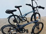 un vélo garé dans un garage