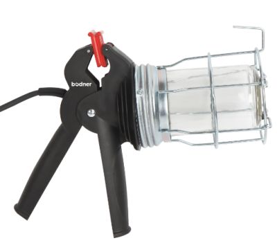un gros plan d'une lampe posée sur un trépied