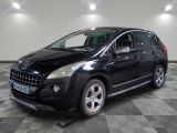 la photo d'une voiture noire garée sur un sol en damier
