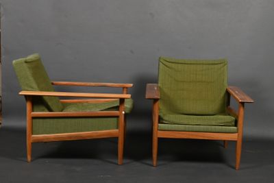paire de fauteuils danois du milieu du siècle, avec des coussins rembourrés verts