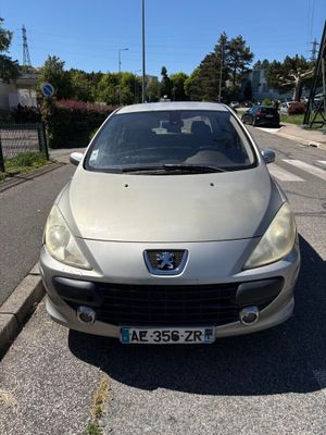 une petite voiture blanche garée sur le bord de la route