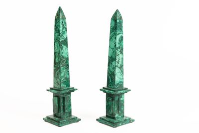 Paire de petites obélisques en malachite.