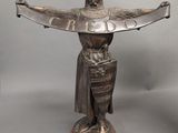 statue en bronze représentant un homme tenant une épée, posée sur un socle en bois