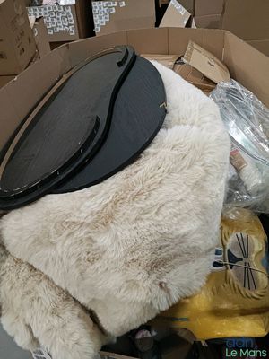 un ours en peluche assis dans une boîte en carton