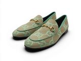 un gros plan sur une paire de chaussures avec un petit petit petit petit petit petit petit petit petit petit petit