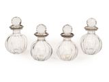 quatre petites bouteilles en verre avec des bouchons en argent et des bouchons en argent