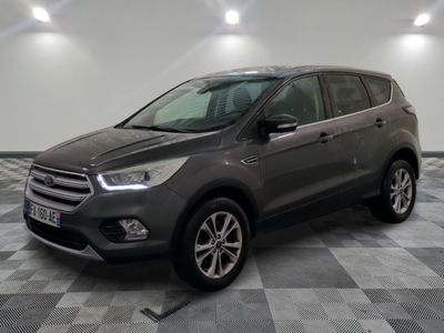 La Ford Escape est garée dans un garage dont le sol est en damier.
