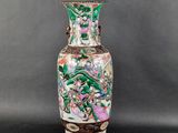 une image représentant un vase décoré d'une peinture, posé sur une table