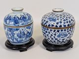 une paire de vases bleus et blancs posés sur un socle en bois