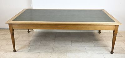 une petite table avec un plateau en verre posée sur un sol carrelé