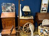 une photo d'un salon avec des meubles et une lampe