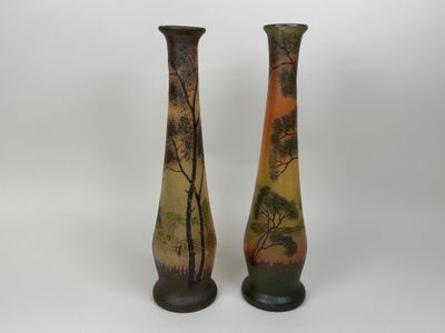 deux vases décorés d'arbres, posés sur une table