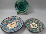 trois assiettes à motifs floraux posées sur une table