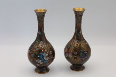 JAPON, VERS 1900 Paire de vases bouteilles