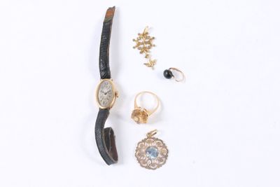 un assortiment de bijoux comprenant une montre, un bracelet, une bague et une boucle d'oreille