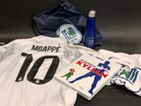 un maillot de foot, une gourde, un livre et un sac posés sur une table