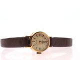 gros plan d'une montre-bracelet sur une surface blanche