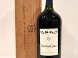 une bouteille de vin posée à côté d'une caisse en bois