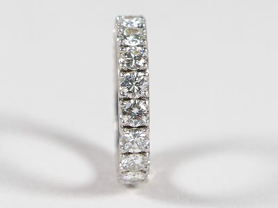 gros plan d'une bague en diamant sur une surface blanche