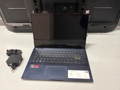 un ordinateur portable posé sur une table avec un chargeur