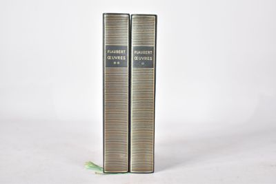 deux livres posés l'un sur l'autre devant un fond blanc