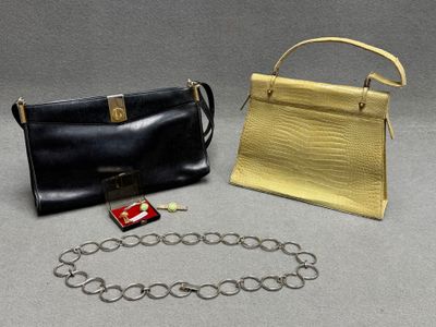 Deux sacs à main, boutons de manchette et ceinture.