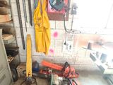 une photo d'un garage rempli d'outils et de matériel