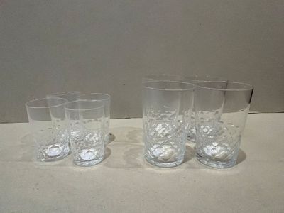 quatre verres posés les uns à côté des autres sur une table