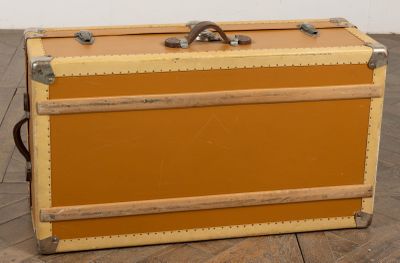 une vieille valise posée par terre