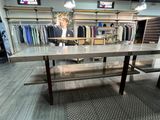 une table placée au milieu d'une pièce