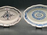 deux assiettes à motifs posées sur une table