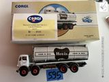 un camion jouet posé à côté d'une boîte