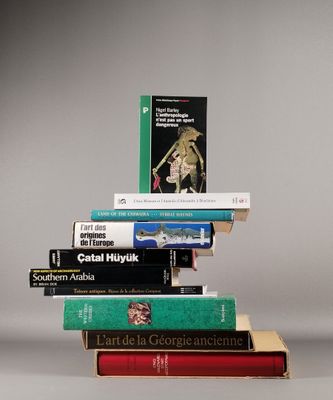 plusieurs livres empilés sur une table