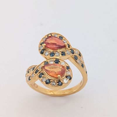 une image représentant une bague en or sertie de deux pierres de couleurs différentes