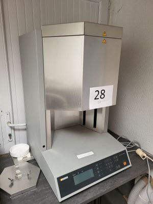 une machine posée sur une table