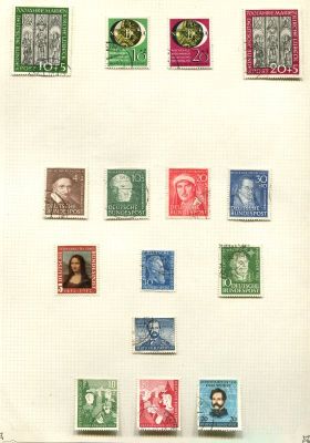 une photo d'une collection de timbres exposée