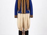 une photo d'un mannequin portant une veste bleue et un pantalon beige