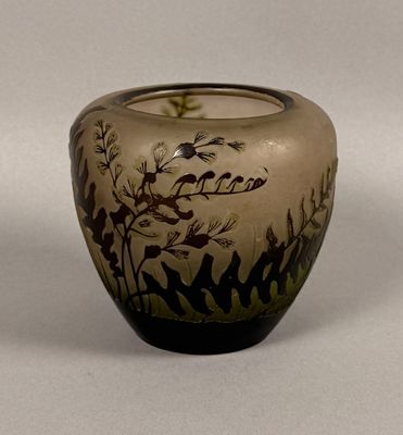 un vase en verre avec un motif sur une surface blanche