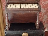 un piano posé sur une table