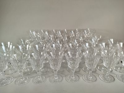 un grand nombre de verres à vin posés sur une table