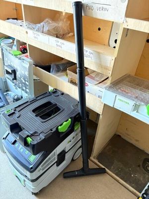 une photo d'un établi avec des outils dessus