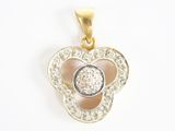 un pendentif en forme de fleur en or et diamants sur fond blanc