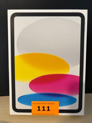 Un iPad 11 d'Apple est posé sur une table, avec une étiquette de prix