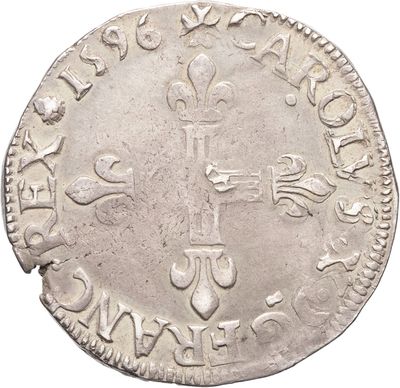 une vieille pièce d'argent ornée d'une croix