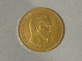 gros plan d'une pièce d'or sur laquelle figure le visage d'un homme