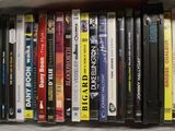 une boîte remplie de DVD posée sur une table