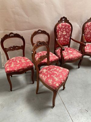 quatre chaises à dossier rouge à dossier rouge à dossier rouge à dossier rouge à dossier rouge à dossier rouge à dossier rouge à dossier rouge
