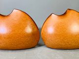 deux vases en bois posés l'un à côté de l'autre sur une table